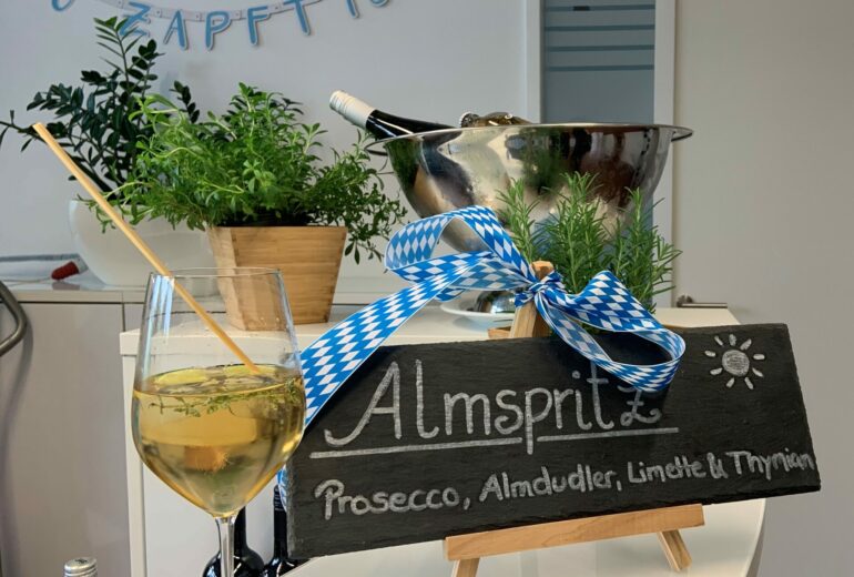 Sparkling Cocktail Almspritz mit Thymian
