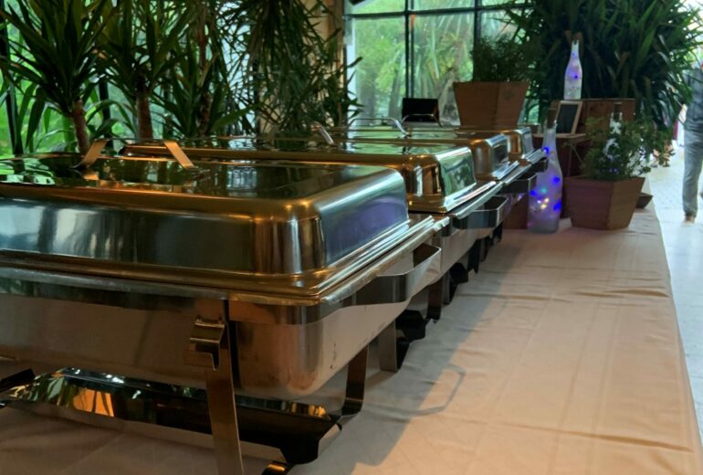 Buffet mit Chaffing Dishes und Dekoration