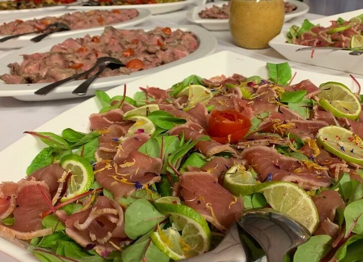 Carpaccio mit Limonen-Ingwerdressing auf Baby-Mangold