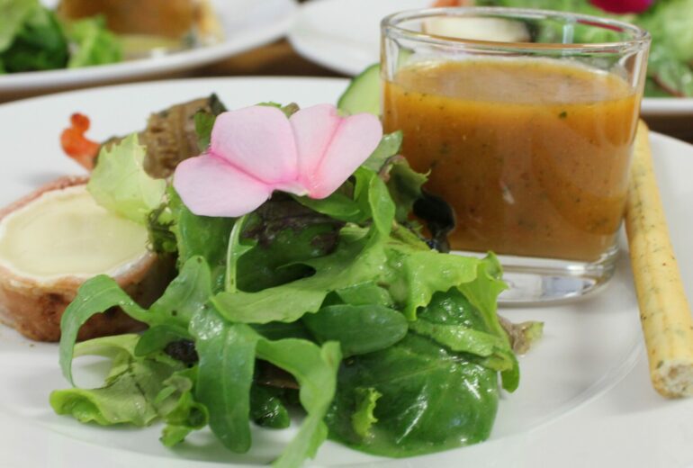 Gazpacho mit Kräutergrissini Marinierte Riesengarnele in Zucchinihülle, Gemüsequiche, gebratener Ziegenkäse im Speckmantel