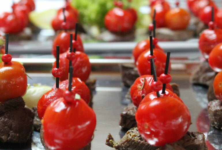 Fingerfood Gebratener Rinderfiletwürfel mit geschmorter Kirschtomate und Rosmarin