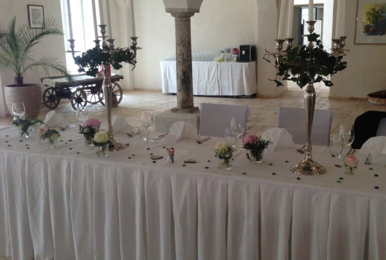 Hochzeitssaison eröffnet - gedeckter Tisch