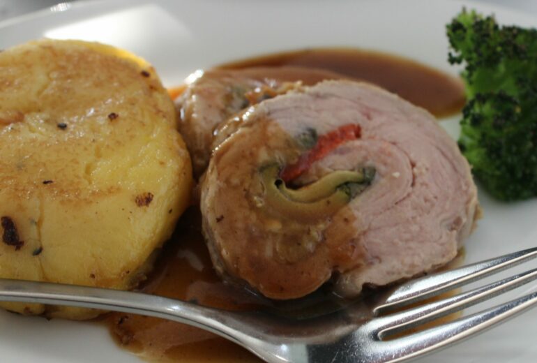Involtini Röllchen vom Kalb, gefüllt mit mediterranem Gemüse mit Kartoffelplätzchen - Flying