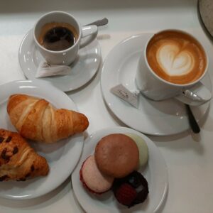 Kaffee mit Süßem - Macarons, Schokoladentarte-Praline, Mini Croissant gefüllt
