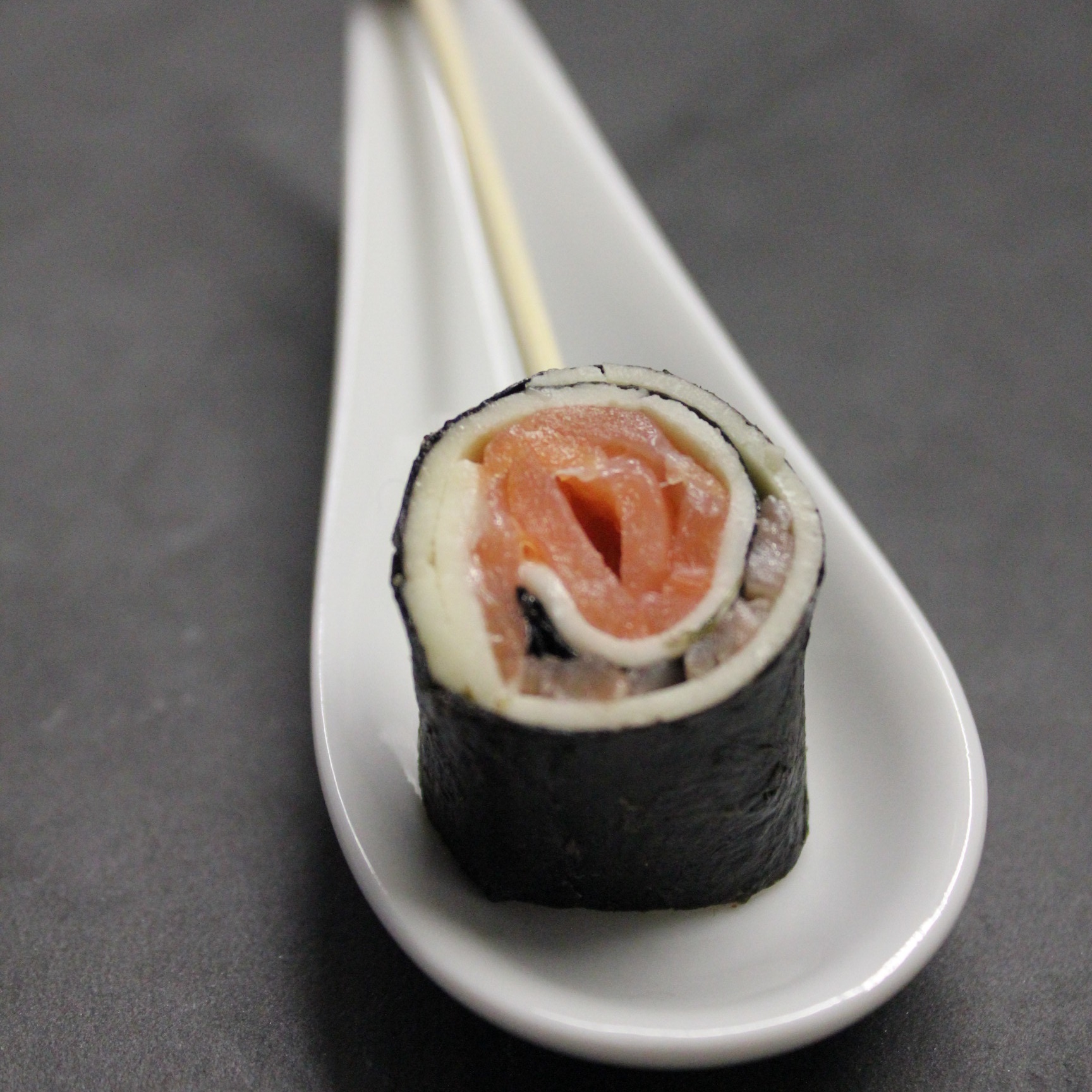 Fingerfood Lachs-Mozzarella-Rolle im Noriblatt