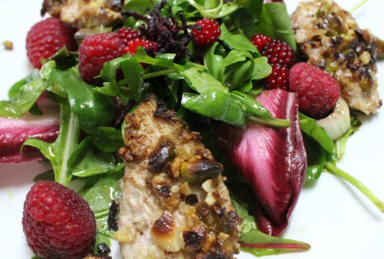 Maispoularde im Nussmantel auf Sommersalat mit Japanischen Himbeeren