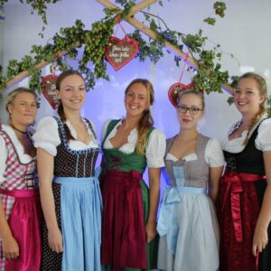 Servicepersonal in Tracht