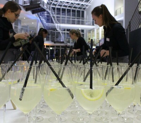 Sparkling-Cocktail Inge - Prosecco mit hausgemachten Ingwersirup, Zitrone und Eis