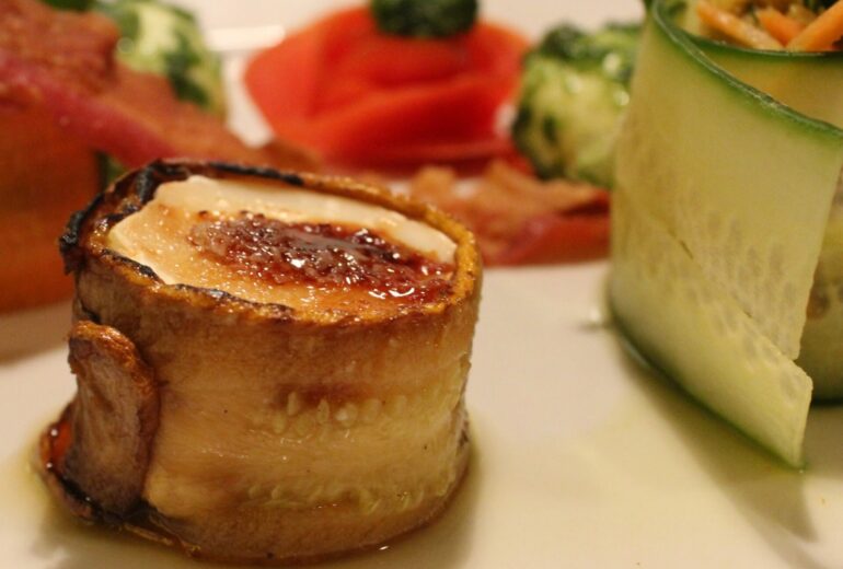 Fingerfood Ziegenkaese im Zucchinimantel